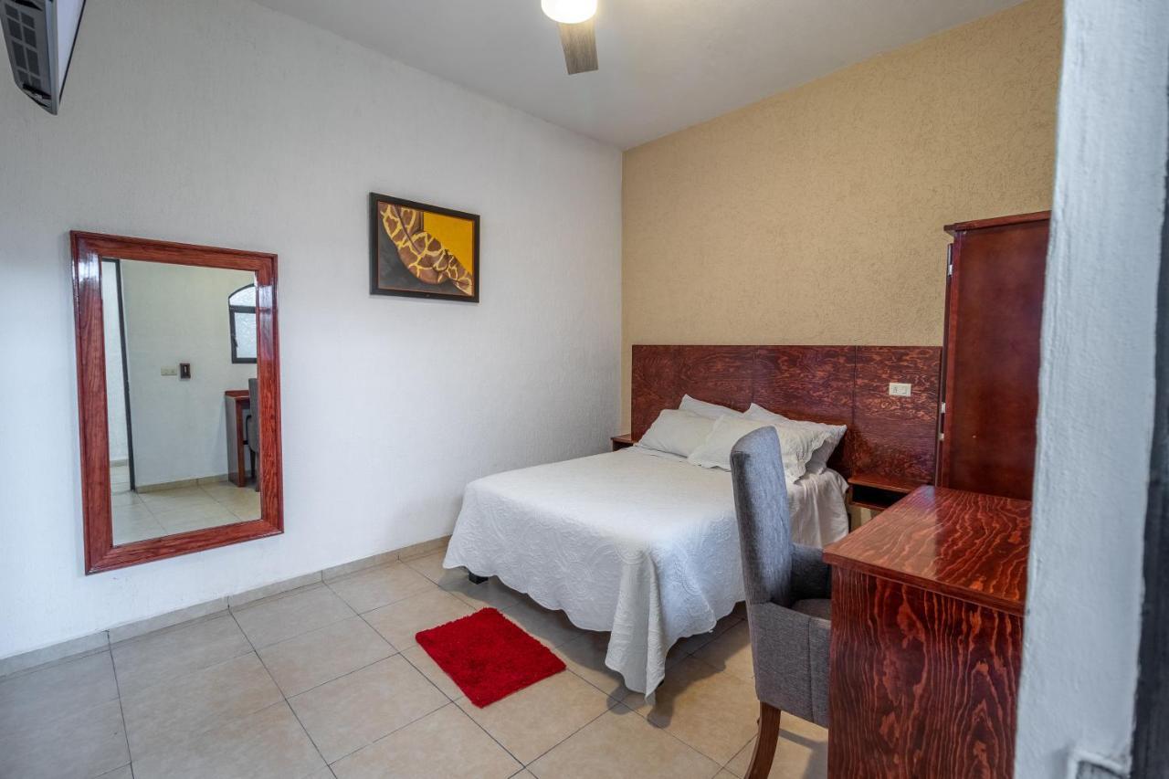 Hotel Casa Garatusa Yuriria Bagian luar foto